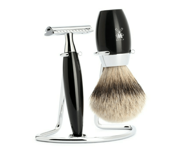 Mühle barbersæt med DE-skraber, Barberkost og Holder, Kosmo, Sort Kunstharpiks, 1.250 kr.