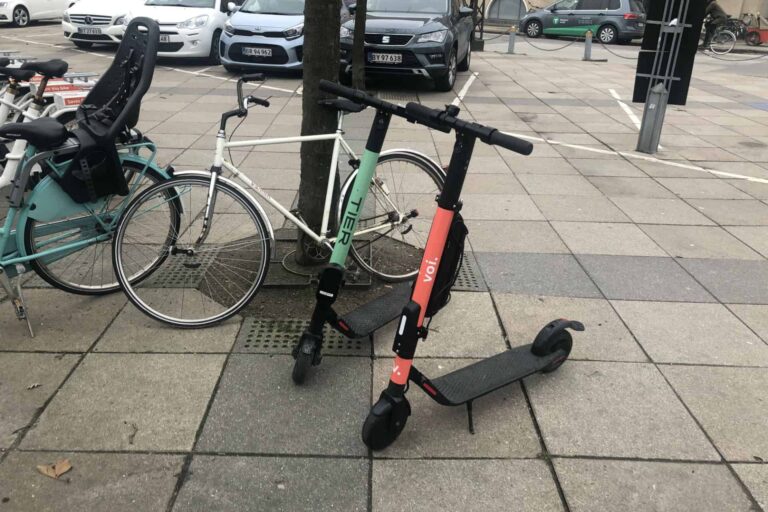 Vi tester el-løbehjul i København fra TIER og VOI (med rabatkoder)